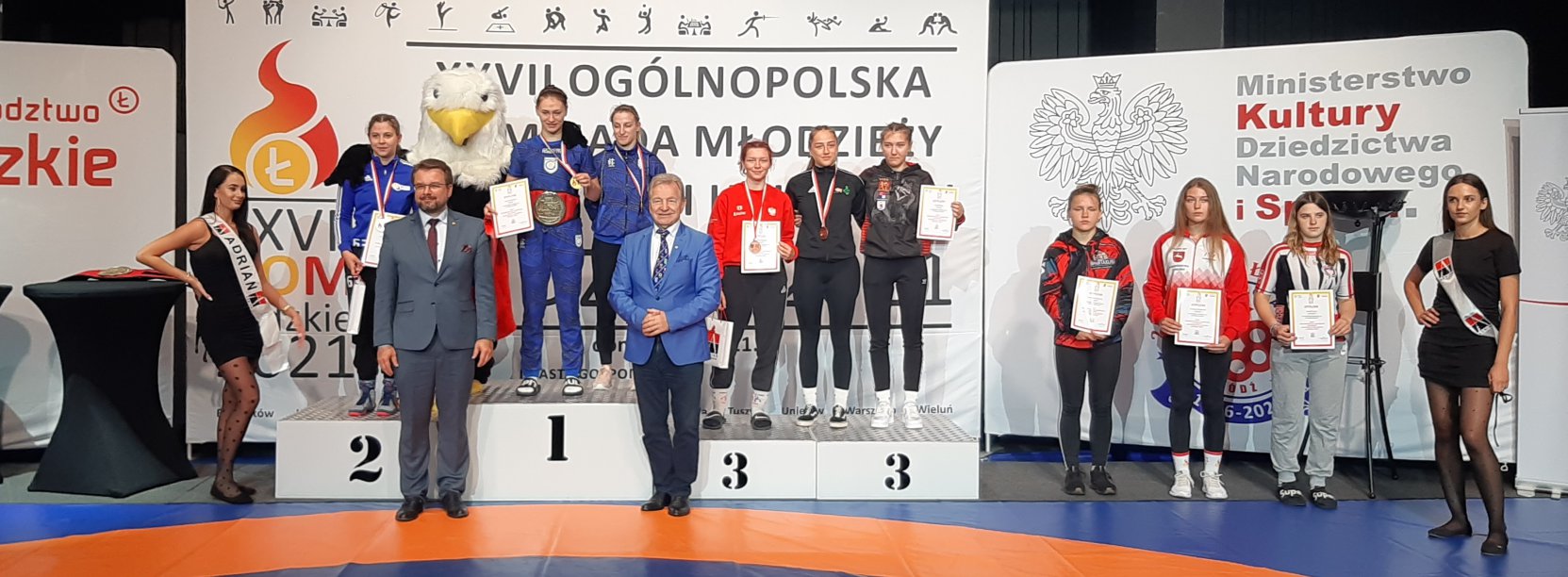 Na podium młodzież w strojach sportowych z m edalami