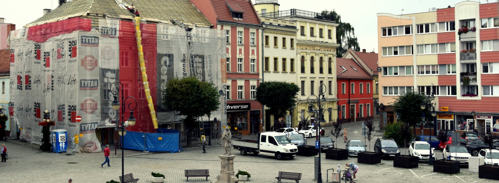 Widok rynku i kamienic, w tym jedna kamienica będąca w remoncie