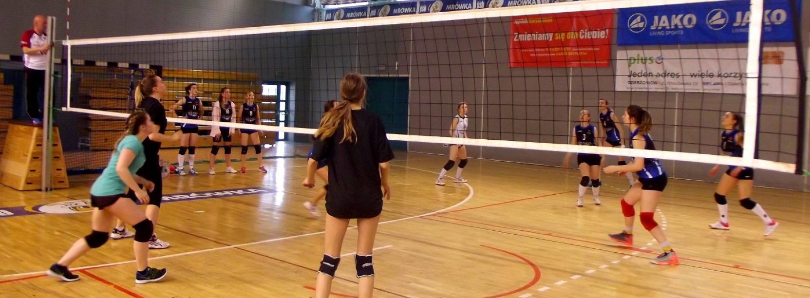 Hala sportowa, dziewczęta grające w siatkówkę 