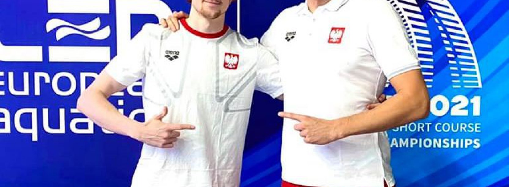 Dwóch zawodników w barwach reprezentacji Polski