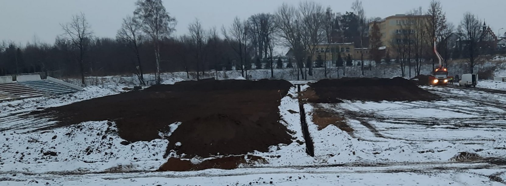 Stadiom miejski w trakcie remontu - zerwana darń i humus z płyty boiska.