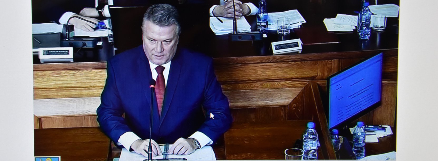 Obrady sesji, burmistrz przy mówinicy, ujęcie z góry