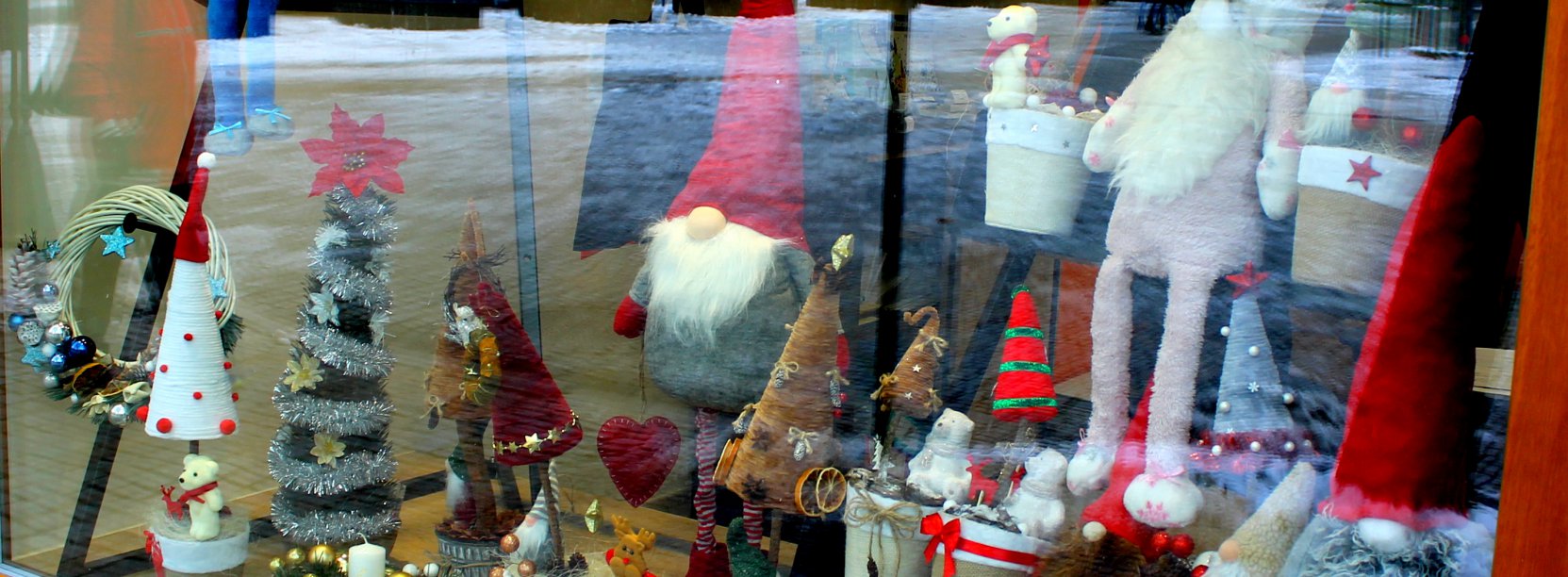 Zjęćie witryny okiennej pełnej świątecznych ozdób 
