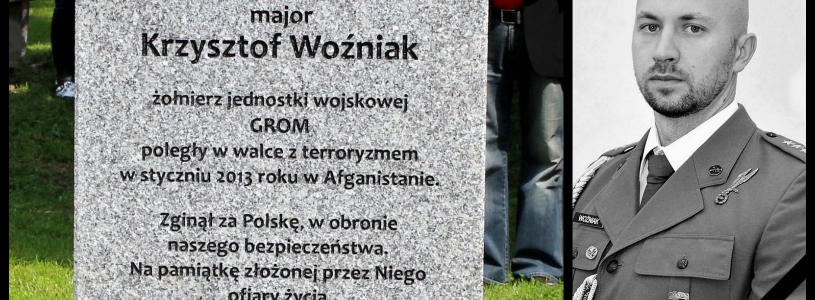 Kamienny obelisk, pod nim wiązanki kwiatów i zdjęcie śp. Krszytofa Woźniaka