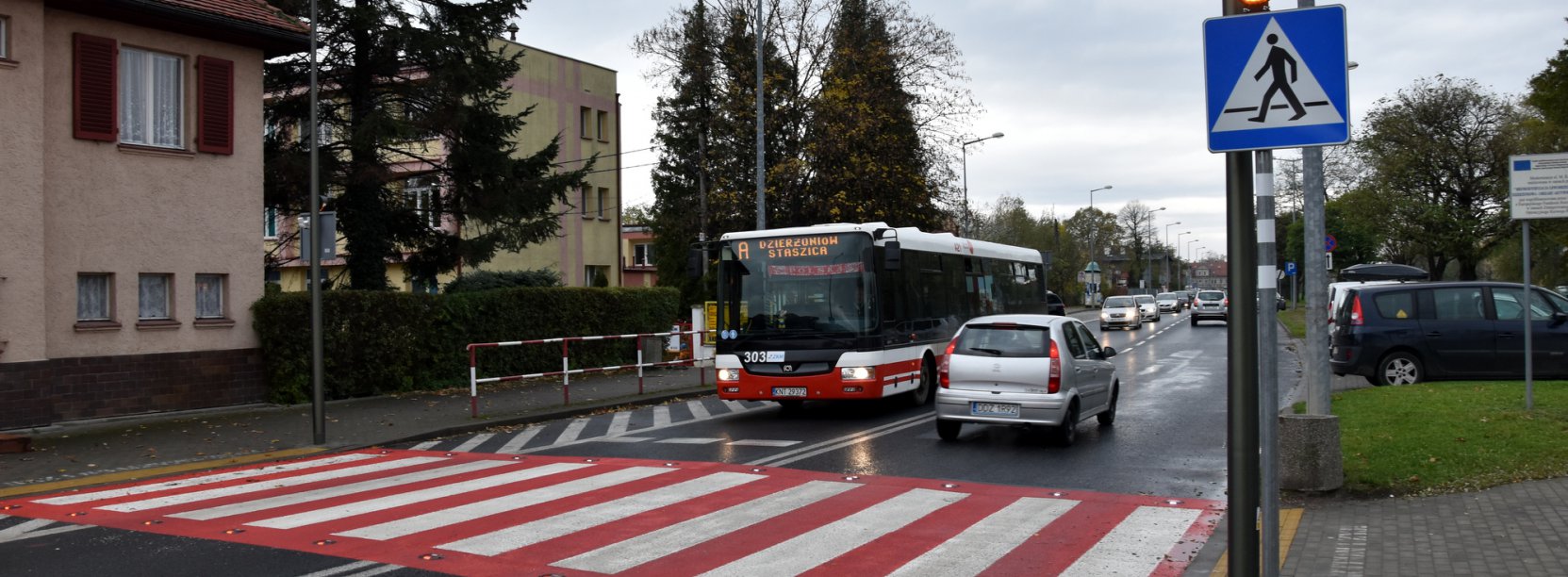 Przejśćie dla pieszych, autobus i auto stojące przed przejściem 