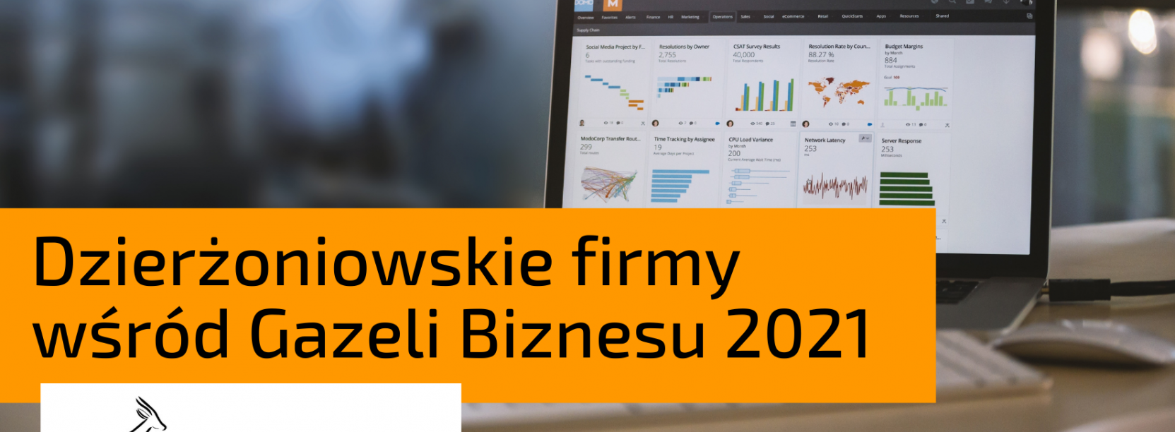 Biuro z włączonym laptopem, logotypy miasta i gazety Puls Biznesu
