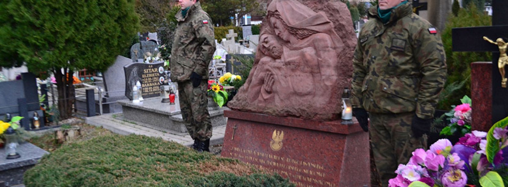 Na zdjęciu żołnierze pełniący wartę honorową przy grobie rozstrzelanych w Dzierżoniowie żołnierzy AK