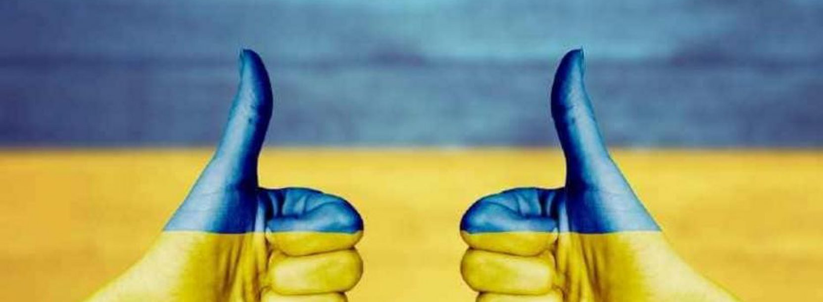 Dwie dłonie z wyciągnietym w góre kciukiem w barwach flagi Ukrainy