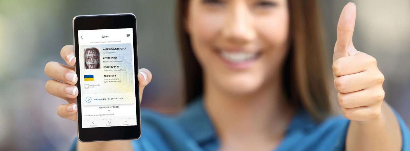 Uśmiechnięta kobieta trzymająca smartfon 