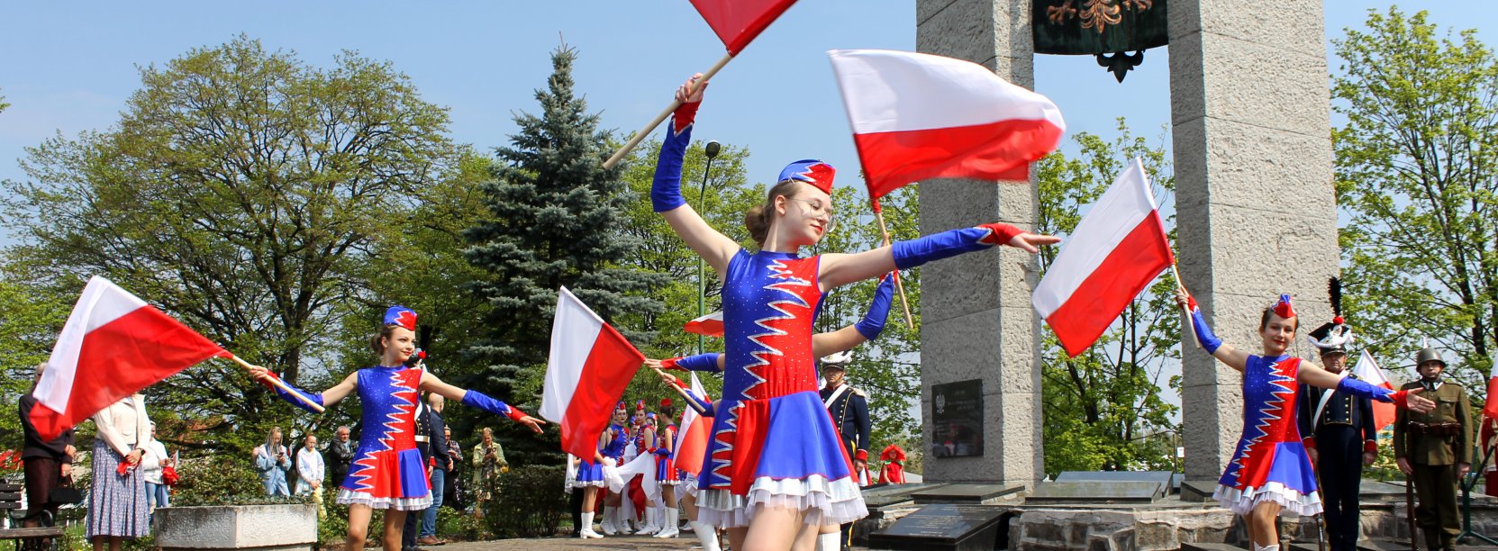 Mażoretki z Flagami Polski przed Po mnikiem Pamięci Losów Ojczyzny