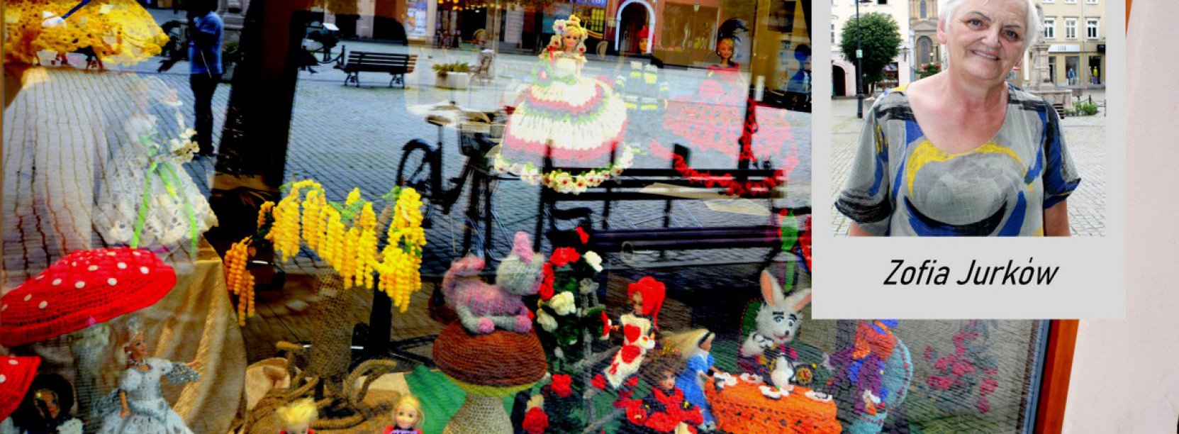 Witryna okienna z lalkami i zdjeciem ich autorek