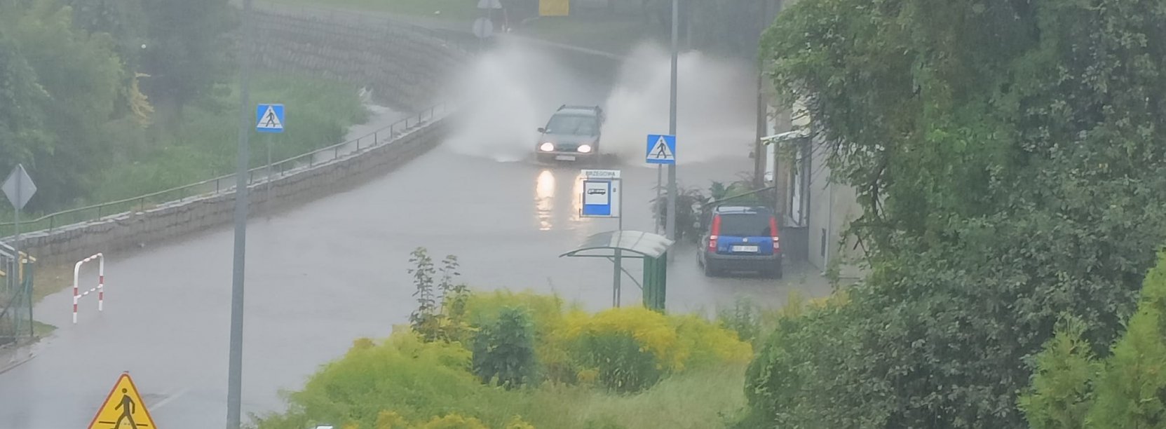 Widok z góry, zalana droga