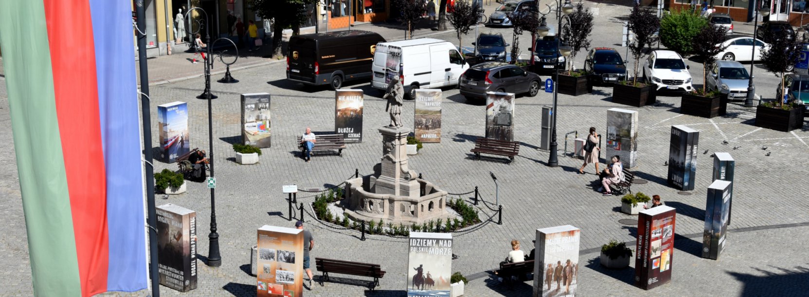 Rynek z góry, wystawa posterowa tworząca krąg na rynku 