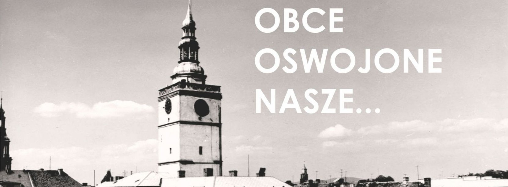 Napis - Obce, oswojone, nasze na zdjęciu wiezy ratusza