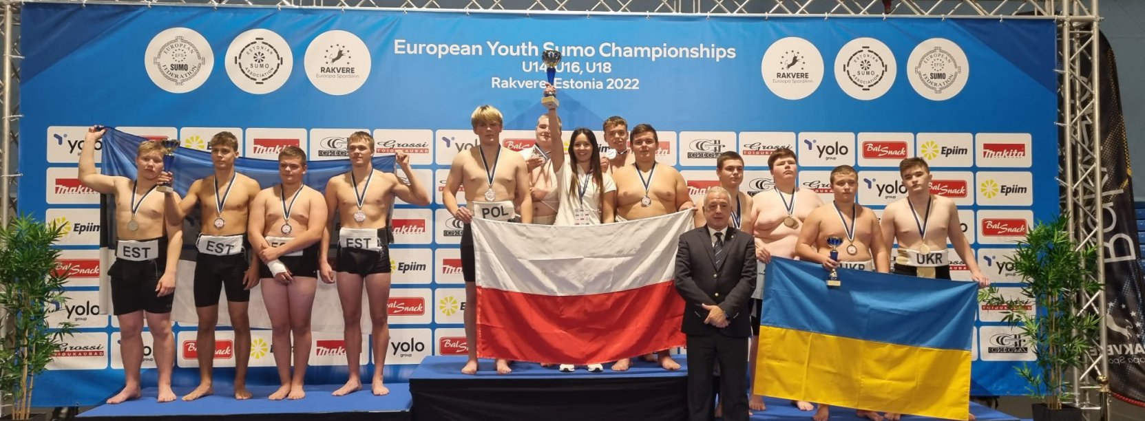 Kilknastu młodych zawodników umo na duzym podium 