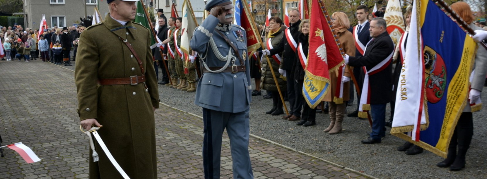 "Marszałek Piłsudski" i żołnież Wojska Polskiego z szablą 