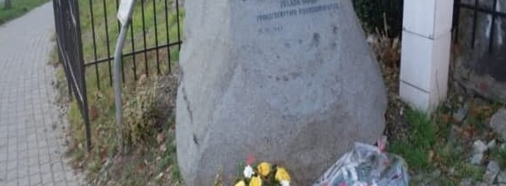 Obelisk, pod którym złożono wieńce i znicze 