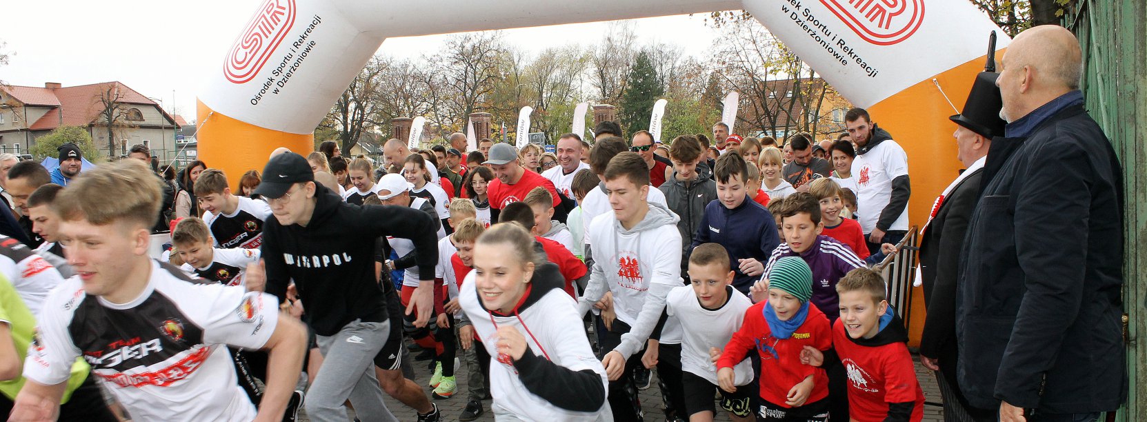 Start zawodów, uczestniczy ruszają do wyścigu