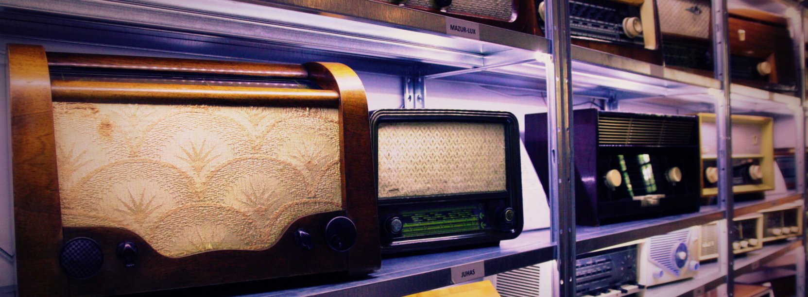Zabytkowe radioodbioniki ustawione na półkach