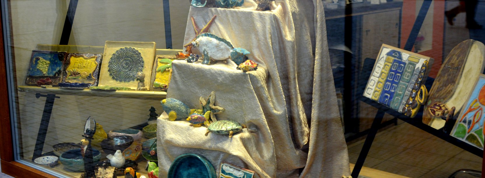 Witryna okienna z atrystycznymi pracami z ceramiki