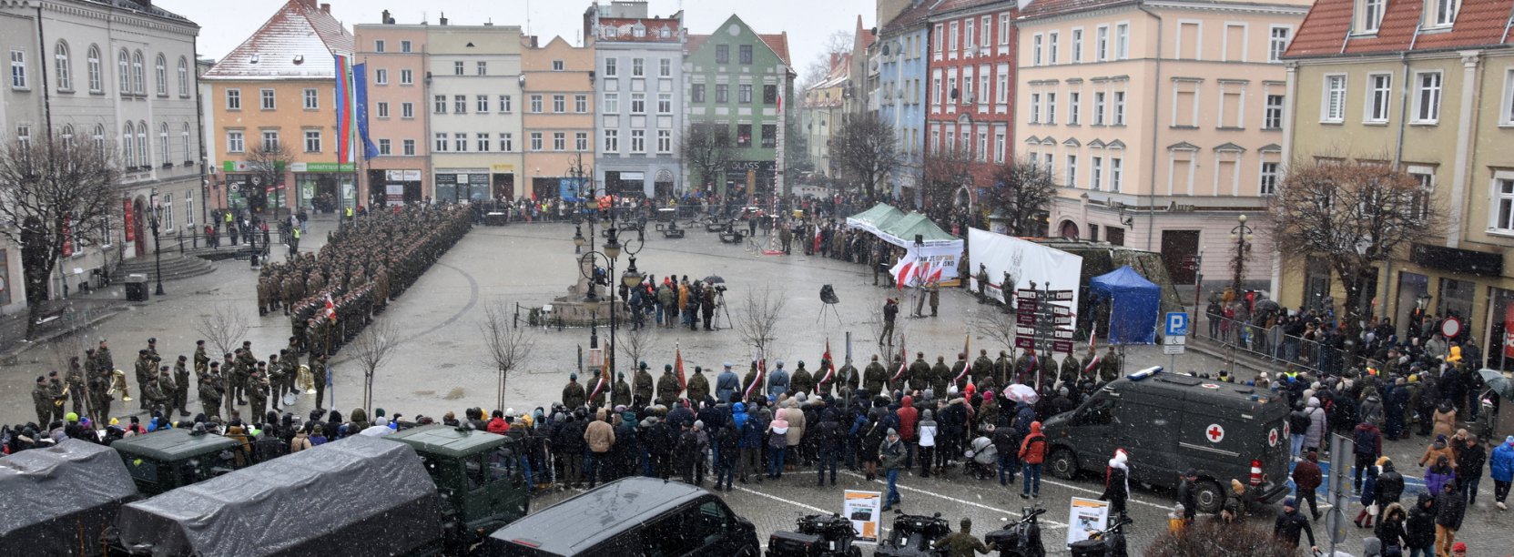 Rynek wypałniony żołnierzami