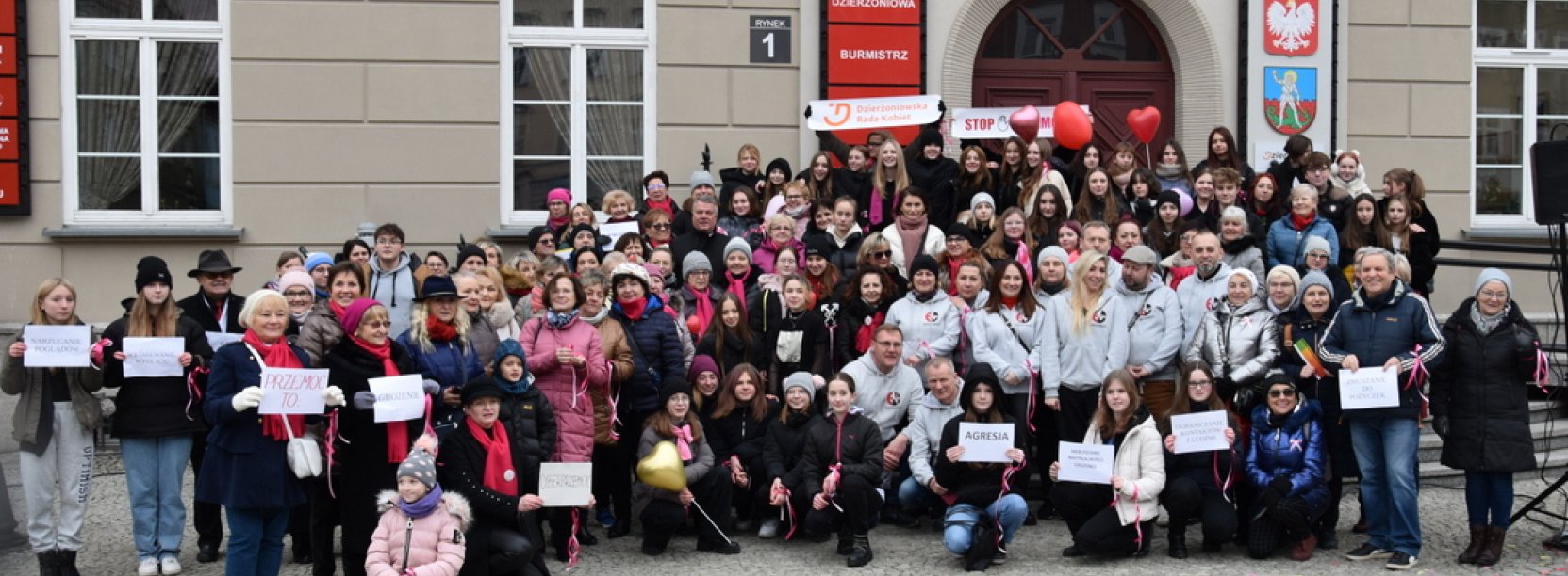 Kilkadziesiąt osób na grupowym zdjęciu przed budynkiem 