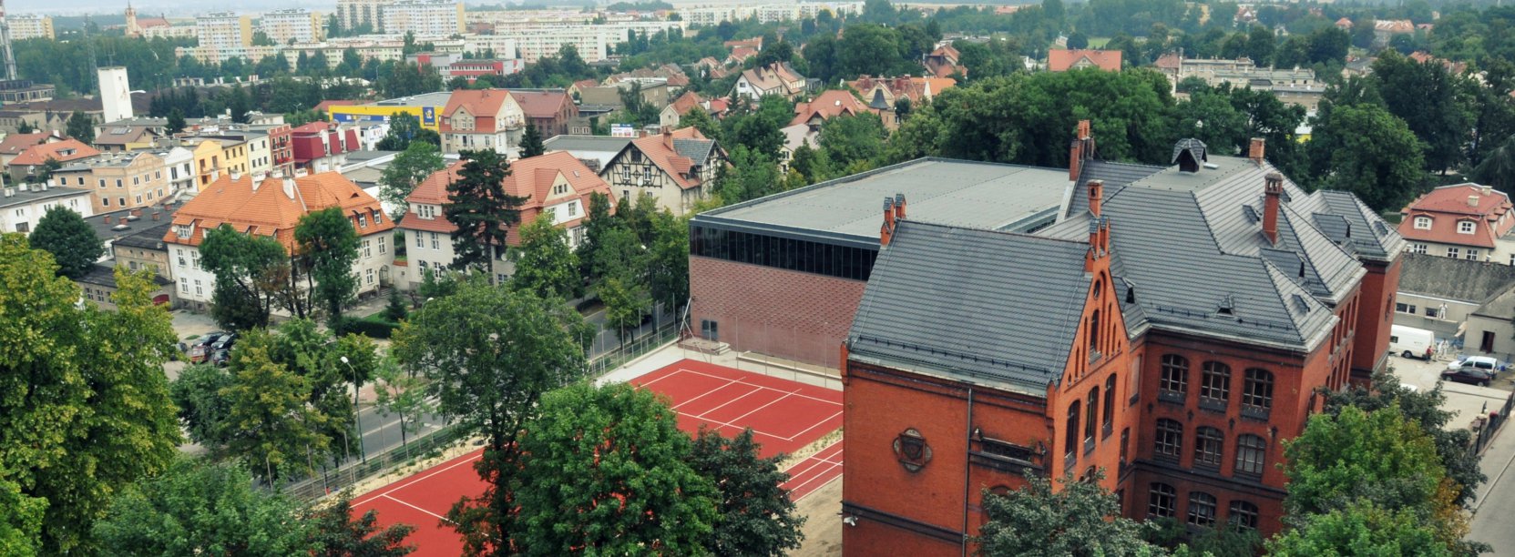 Budynki i duże drzewa widziane z góry