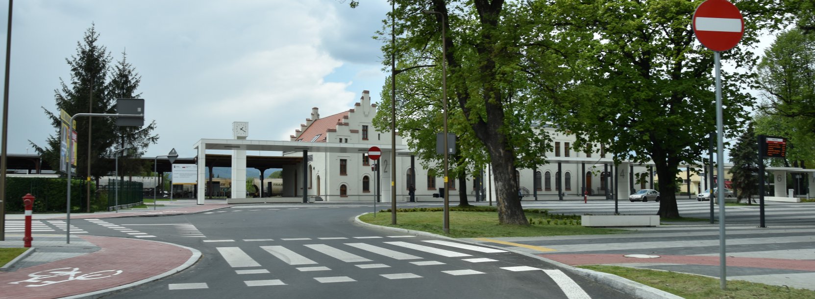 Widok  na drogę i perony dworca kolejowego