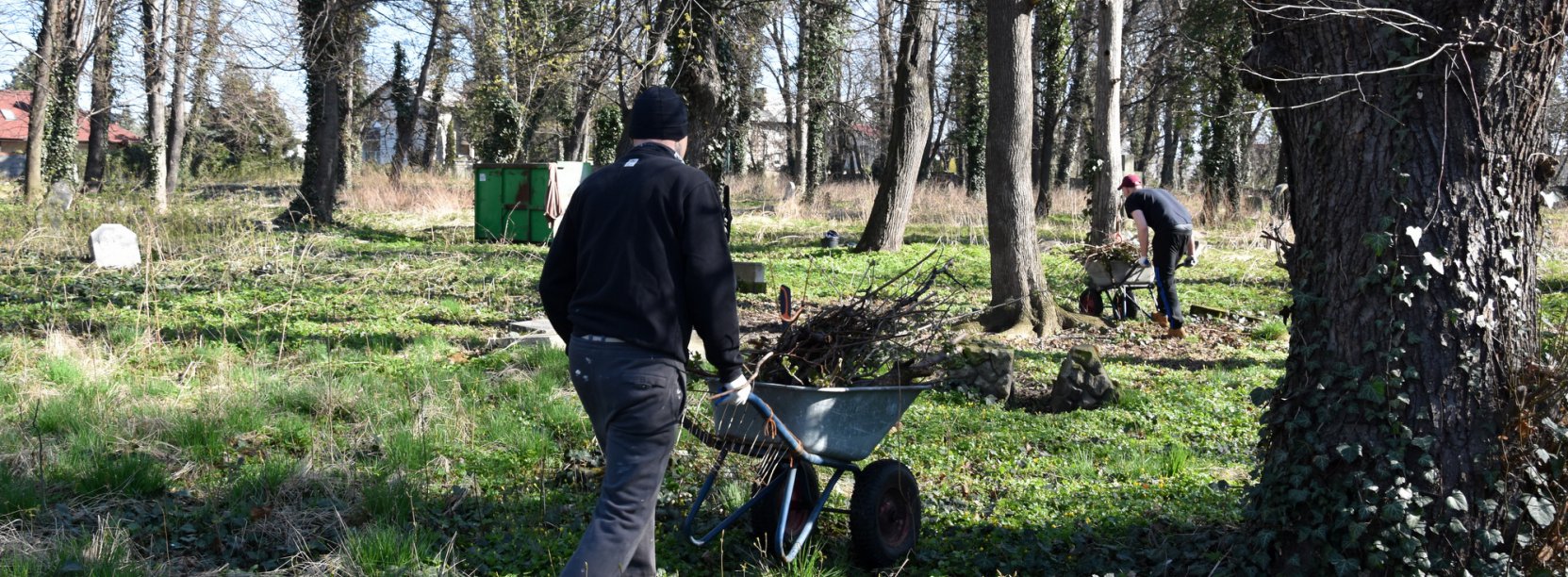 Dwie osoby pracujące na terenie parku