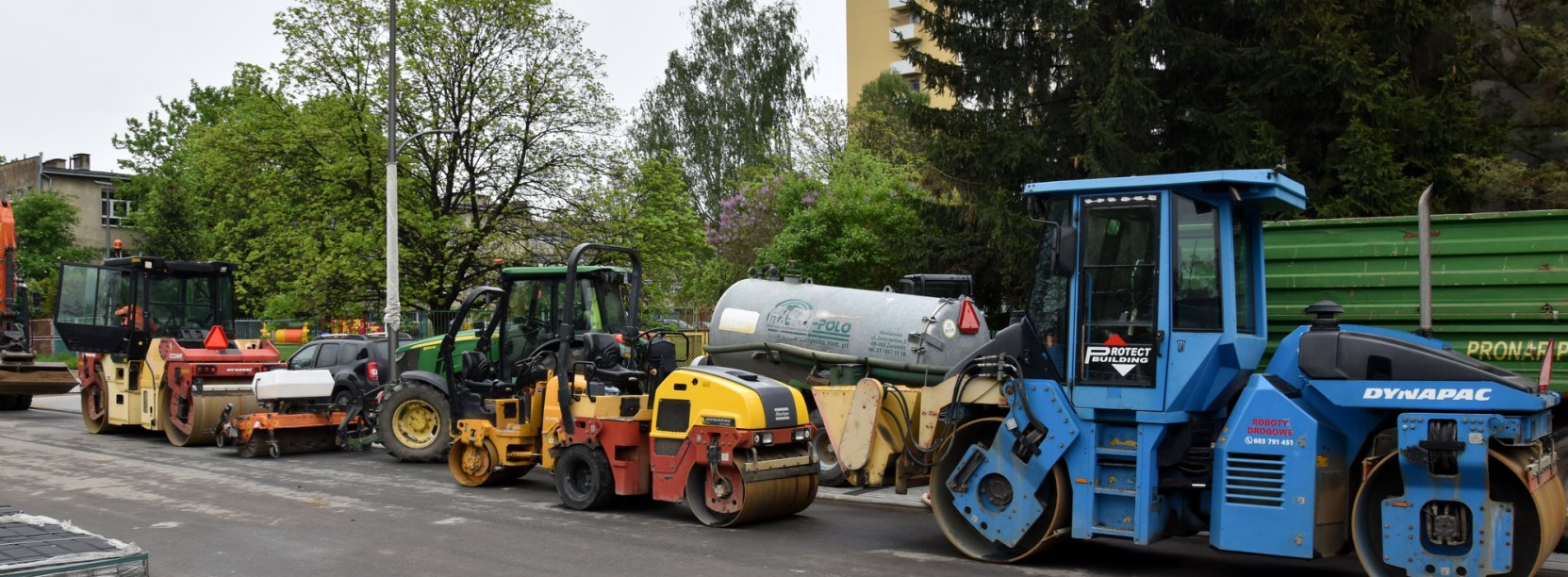 Maszyny budowalne stojące na remontowanej drodze