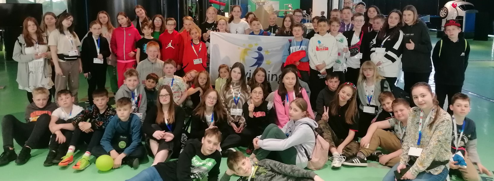 Grupowe zdjęcie kilkudziesięciu uczniów