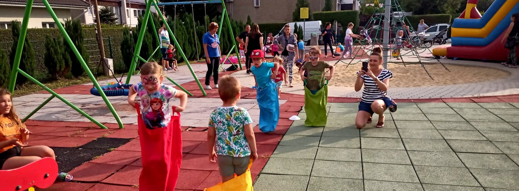 Dzieci bawiące sie na placu zabaw 