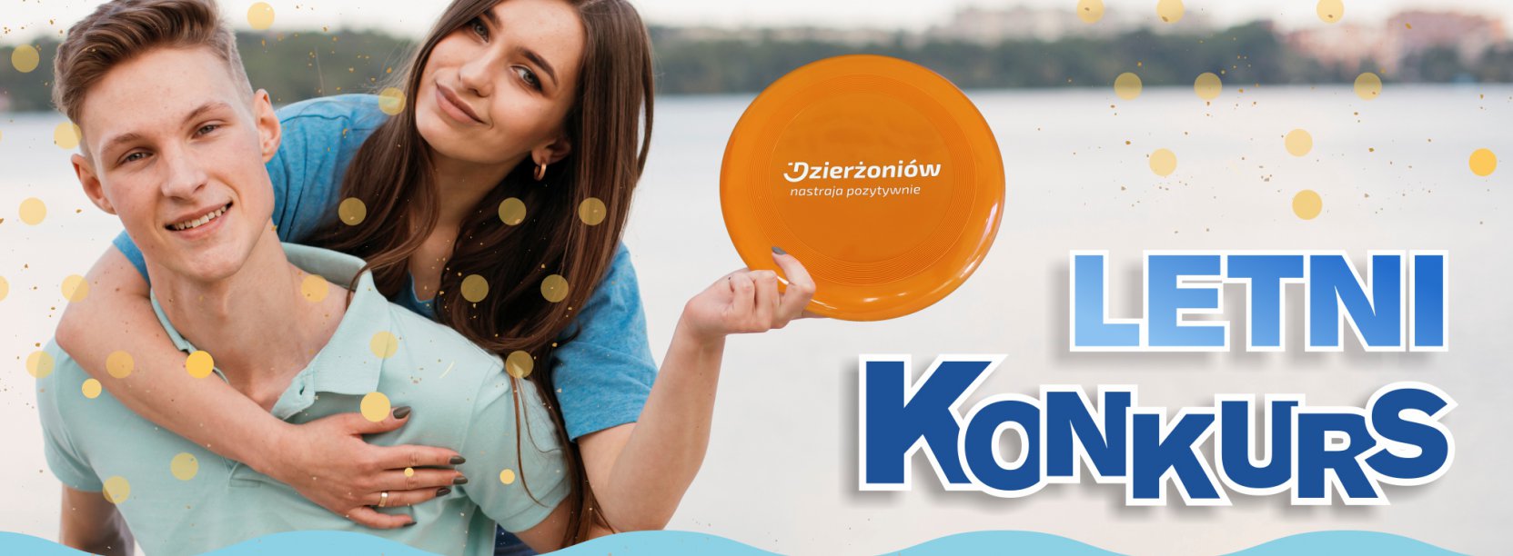 Para na plaży trzymająca frisbee