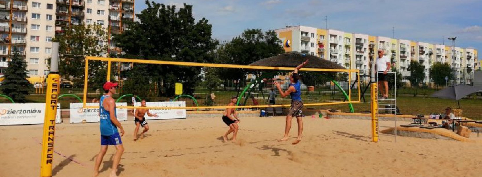 Boisko do siatkówki plażowej w środku osiedla mieszkaniowego