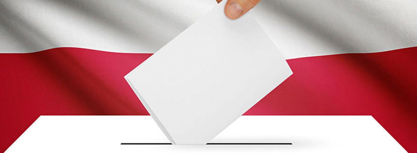 Fęka wkładająca kartę do urny do głosowania, w tle flaga Polski