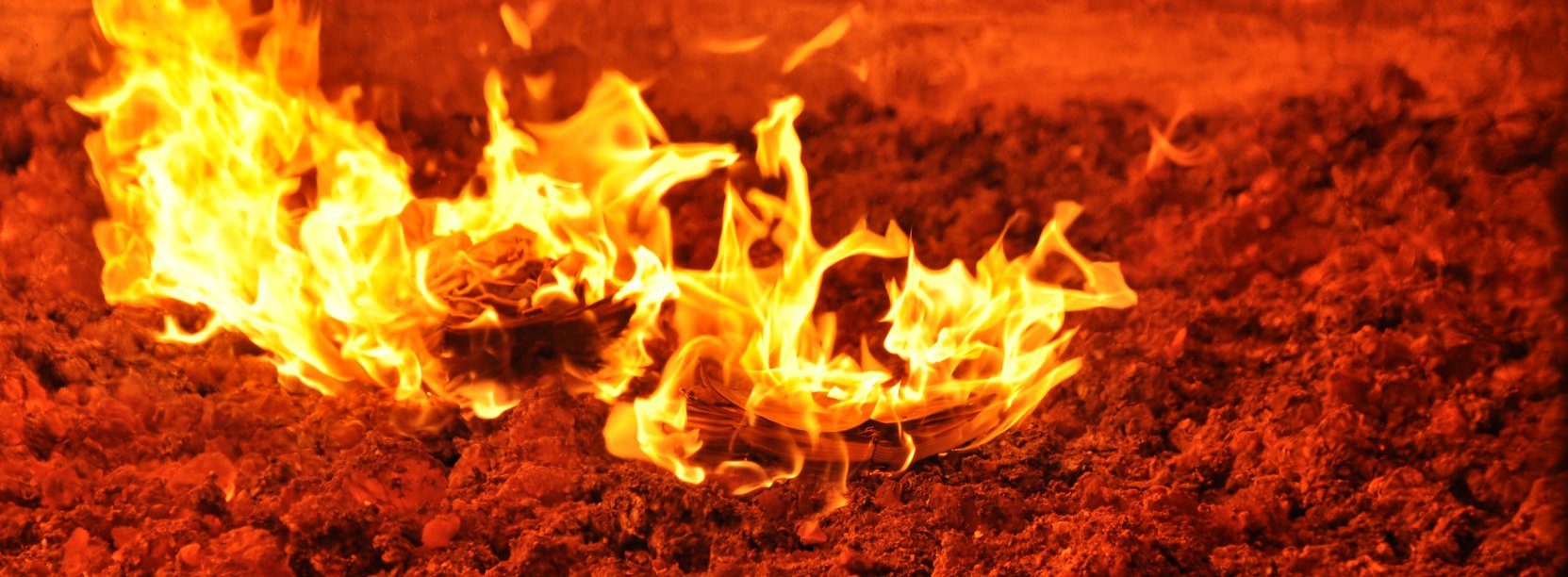 Ogień palący się wewnątrz rozgrzanego do czerwoności pieca