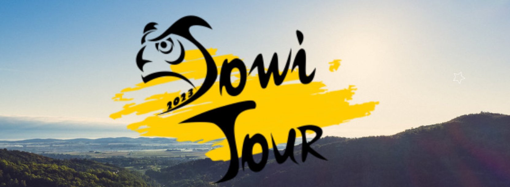Panorama gór, niebieskie niebo, nałożone logo z rysunkiem sowi i napis Sowi Tour