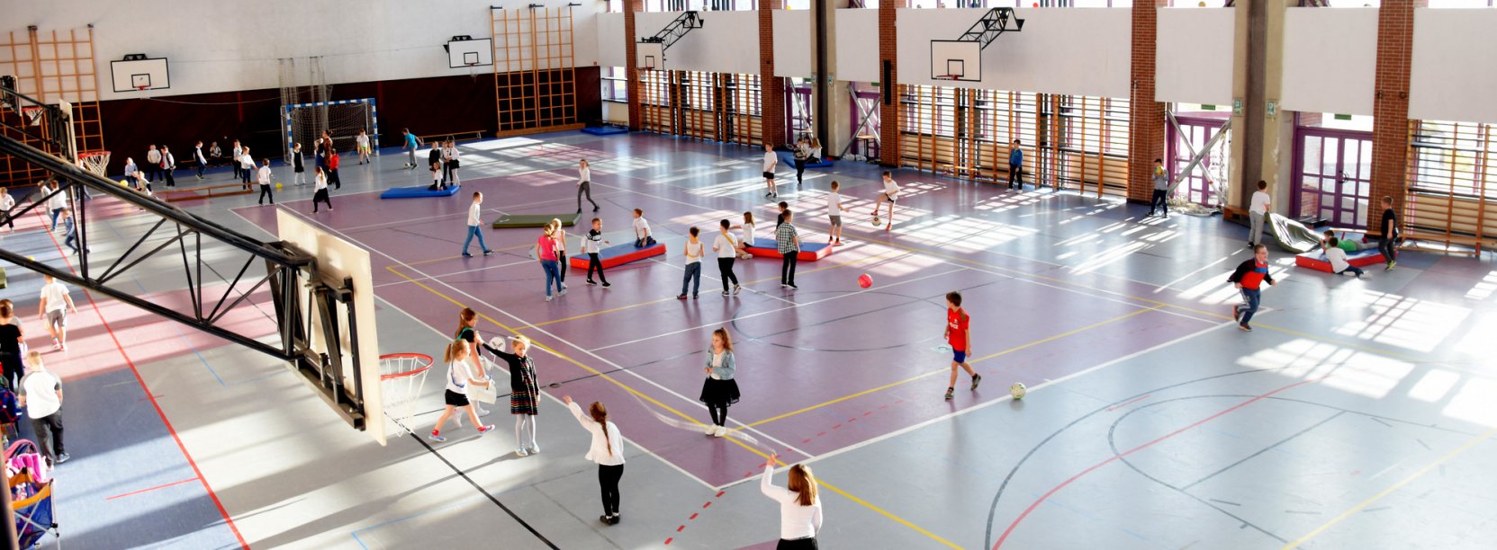 Hala sportowa i ucnziowie podczas zajęć, widok z góry