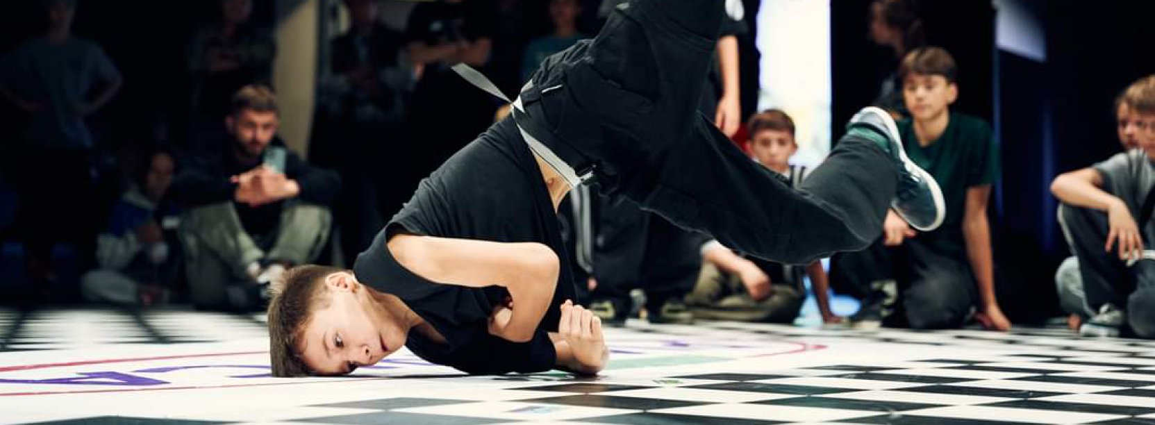 Chłopic tańczący break dance