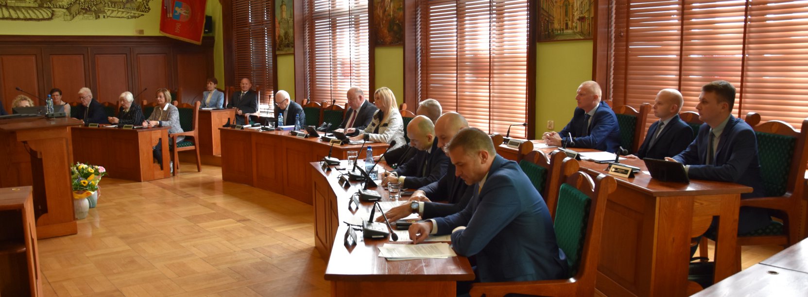 Duża sala, ludzdie siedzący przy stołach 