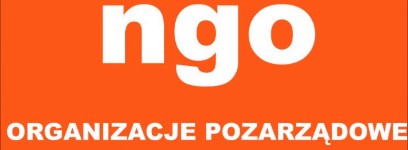 Napis NGO - organizacje pozarządowe na pomarańczowym tle