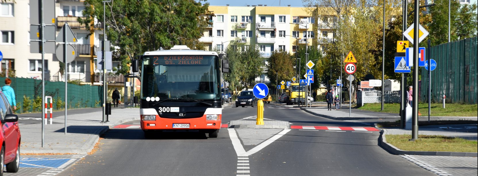 Autobus komunikacji miejskiej jadący osiedlową drogą