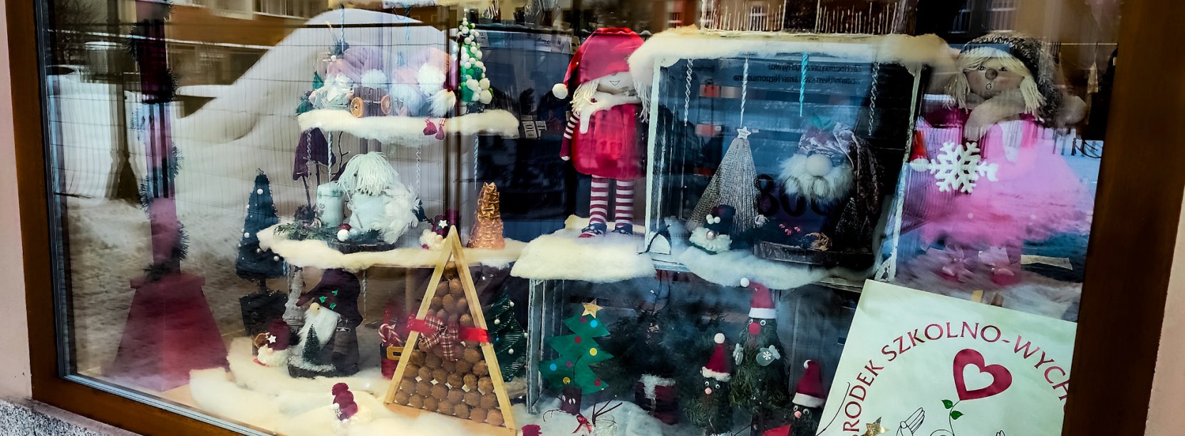 Okno Artystyczne z ozdobami świątecznymi w wykonaniu podopiecznych Specjalnego Ośrodka Szkolno-Wychowawczego w Dzierżoniowie
