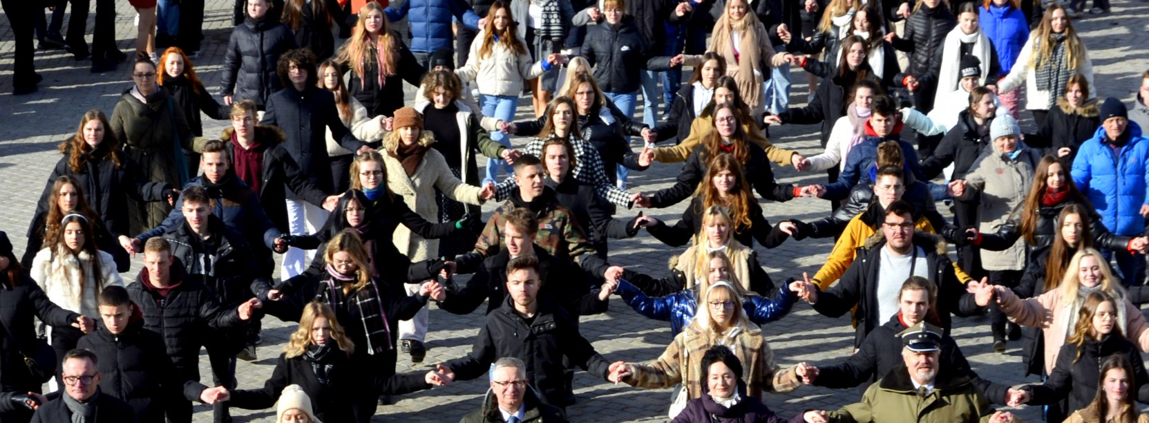 Kilkadziesiąt osób trzymających się za ręce