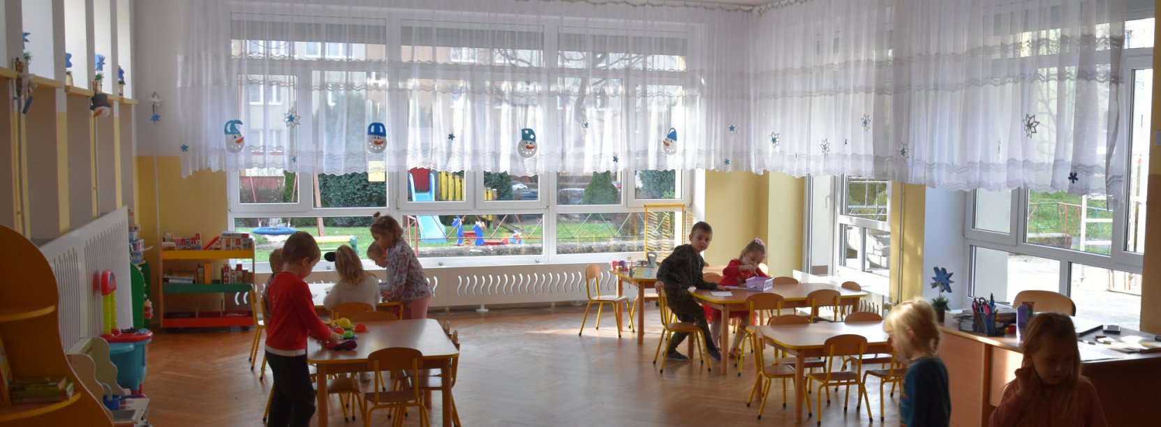Sala przedszkolna, bawiące się dzieci