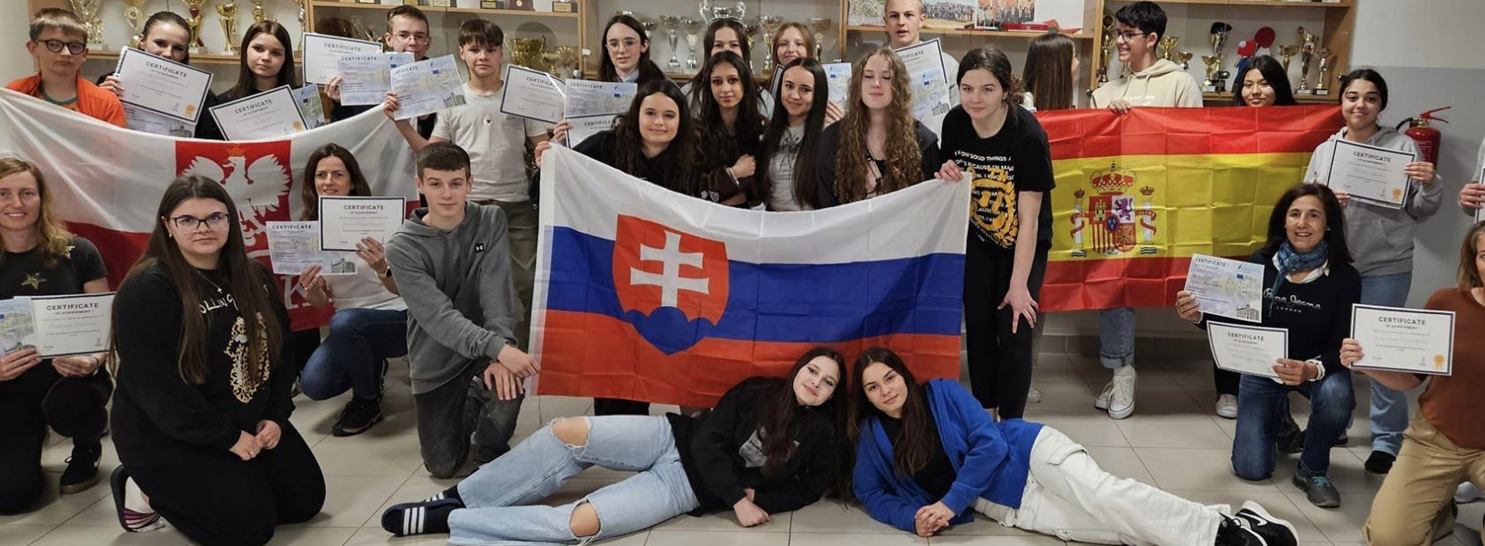 Grupa młodzieży z Polski, Hiszpanii i Słowacji z flagami swoich krajów