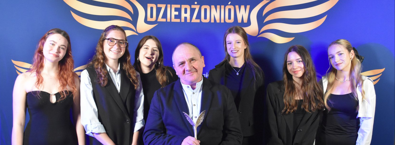 Grupa osób na scenie