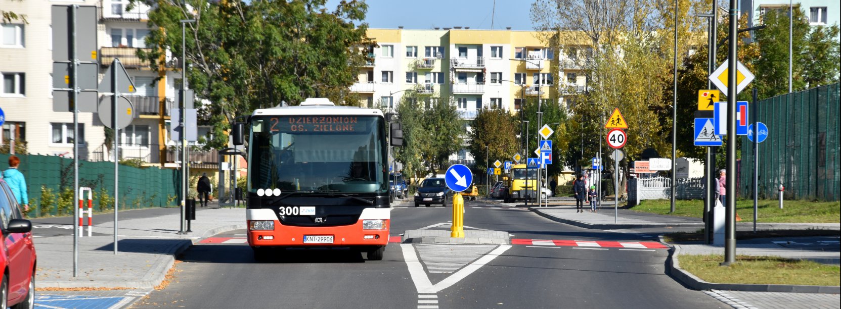 Autobus komunikacji miejskiej jadący osiedlową drogą