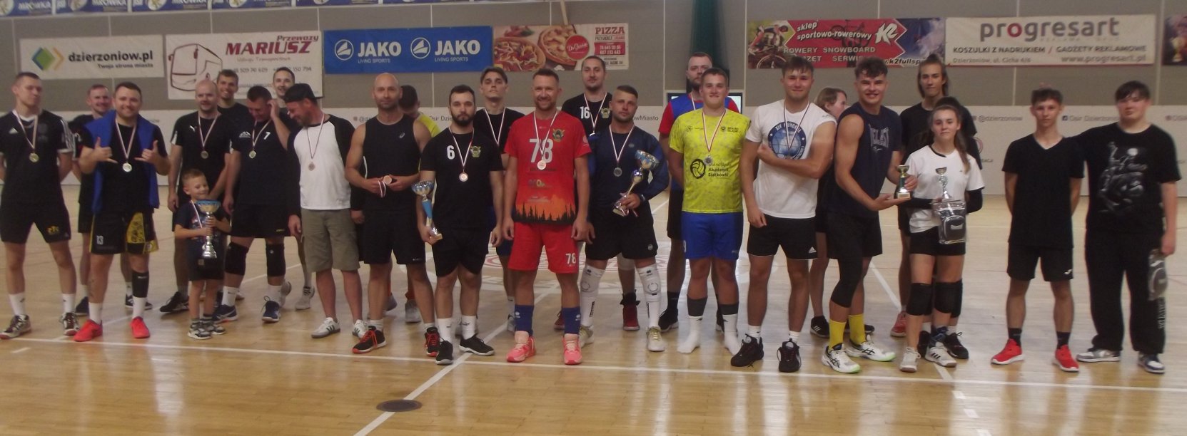 mężczyźni w strojach sportowych na hali sportowej 