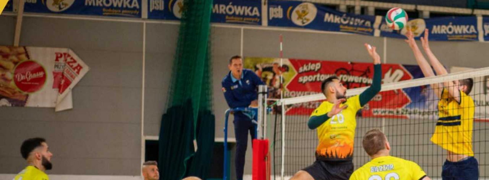 Mecz siatkówki w hali sportowej 